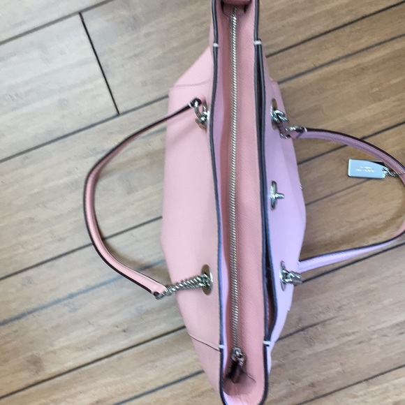 Women’s Coach Pebbled  leather tote . Silver tone  chain link handle. - Picture 15 of 16